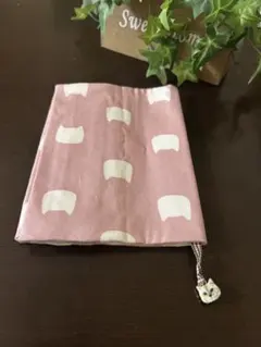 ☆ハンドメイド ブックカバー 文庫本サイズ 可愛いネコちゃんプリント チャーム付