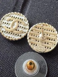 CHANEL ロゴ入り　スタッドピアス　美品