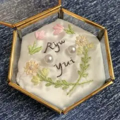 お名前入り、チューリップとお花に囲まれたリングピロー