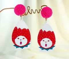 猫デザイン ピアス いちごミルク　白猫　ピアスポスト素材　金属アレルギー対応