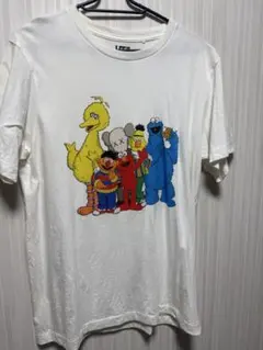 UNIQLO セサミストリートKAWSコラボ Tシャツ M