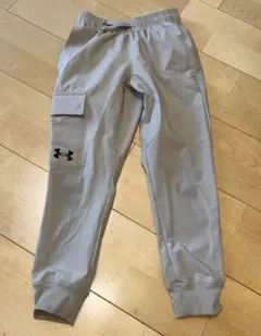 Under Armour ライトベージュカーゴパンツ 120