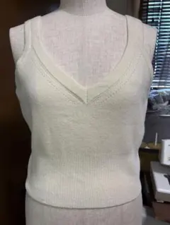 Zara and wander アイボリー Vネック タンクトップ Lサイズ