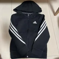adidas 黒 パーカー 130cm