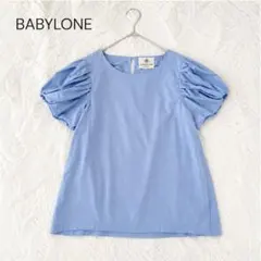 【期間限定】BABYLONE バビロン　半袖　ブラウス パフスリーブ　ブルーのサムネイル
