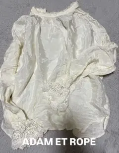 アダムエロペ　白ブラウス