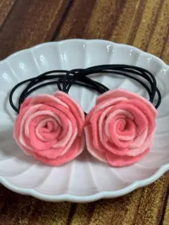ハンドメイド フェルトバラ ヘアゴム 2本セット（ライトピンク）