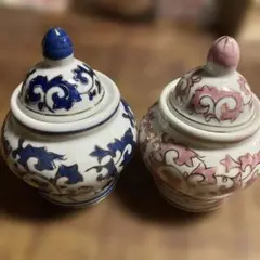 青とピンクの陶器の蓋付き容器