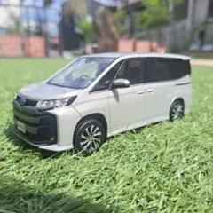VOXYカラーサンプル ホワイトパールクリスタルシャイン 070 ミニカー