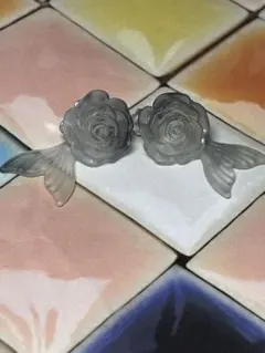 グレーのバラデザインイヤリング