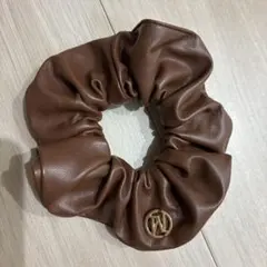 レザー調シュシュ