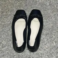 リボン付きブラックバレエシューズ
