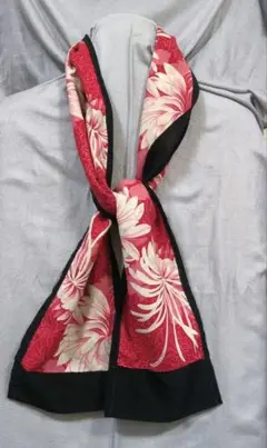 赤と黒の花柄短いストール