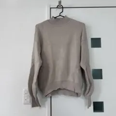 美品　GU ベージュ ハイネック 長袖ニット　ベージュニット　シンプルニット