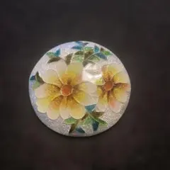 花モチーフの円形ブローチ