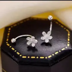 花形スタッドピアス シルバー色