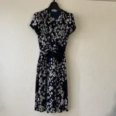 EGERIE ネイビー花柄半袖ひざ丈ワンピース