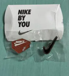 海外限定！ 】NIKE BY YOU ジュースボックス スウッシュ ピンバッジ 