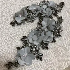 グレーの花のデコレーションパーツ