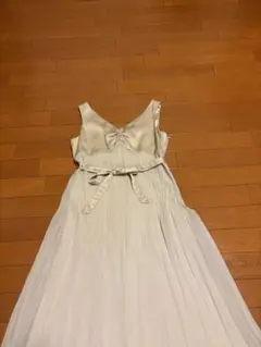 ウエストリボン付きプリーツドレス