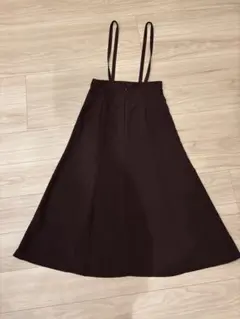 サスペンダー付きスカート