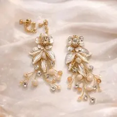 フラワービジューイヤリング ゴールド 大ぶり 上品 華やか 結婚式 パーティ