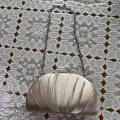 ベージュ サテン プリーツ クラッチバッグ