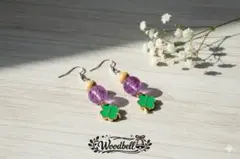 ハンドメイド 紫と緑のクローバーピアス 一点もの 揺れる 四つ葉のクローバー