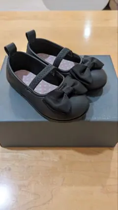 黒いリボン付きバレエシューズ