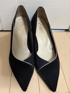 【極美品】 ローヒールパンプス　黒 23cmのサムネイル