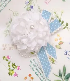 ☆子供用 ミニコサージュ ホワイトフラワー ブルー水玉リボン☆