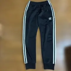 adidas ブラック ストライプ ジャージパンツ