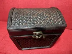 アンティーク　木製　編み込み　彫刻　雑貨　ジュエリーボックス　宝箱　カントリー