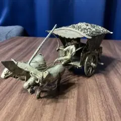 牛と荷車の置物 ブロンズ調 縁起物 - メルカリ