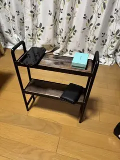 シンプルな黒い2段棚