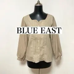 BLUE EAST ハートネックブラウス　パフスリーブ　ベージュ　フェミニンのサムネイル
