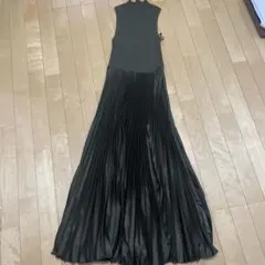 ブラックノースリーブプリーツワンピース