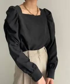 美品 ♡NEUNA ヌナ スクエアネック パワーショルダー ブラウス ブラックのサムネイル