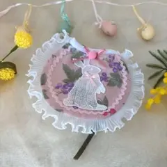 イースターピンクいちごぶどう柄／パールリボン付き白レースうさぎ／スタイ