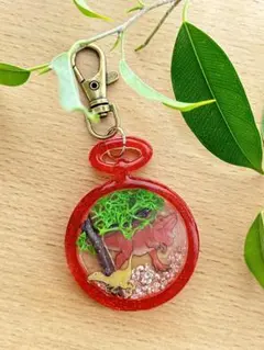 レジンキーホルダー/チャーム　ハンドメイド　レジン　恐竜モチーフ　レッド