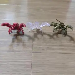 ザリガニフィギュア 3体セット 赤 クリスタルピンク 金色