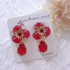 赤いストーンが揺れる花の形のイヤリング
