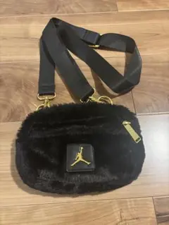 新品 NIKE ナイキ ジョーダン ジュニア フェイクファー カメラ バッグ