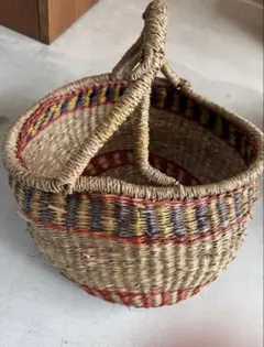 カラフルな手編みかごバッグ