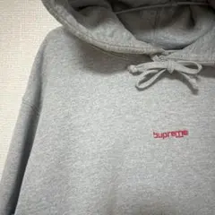 【希少デザイン】Supreamセンター刺繍ロゴ パーカー シュプリーム