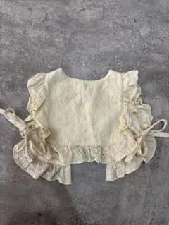 フリル付きクリーム色ベビーベスト