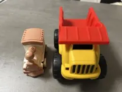 赤と黄色のプラスチックおもちゃトラック