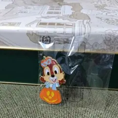チップのハロウィンバージョンのピンバッチ