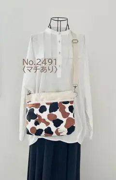 〈マチあり〉三毛猫柄　ショルダーバッグ　akaneko サコッシュ　猫バッグ