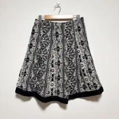 ADOLFO DOMINGUEZ 黒 白 総柄　刺繍 フレアスカート 36のサムネイル